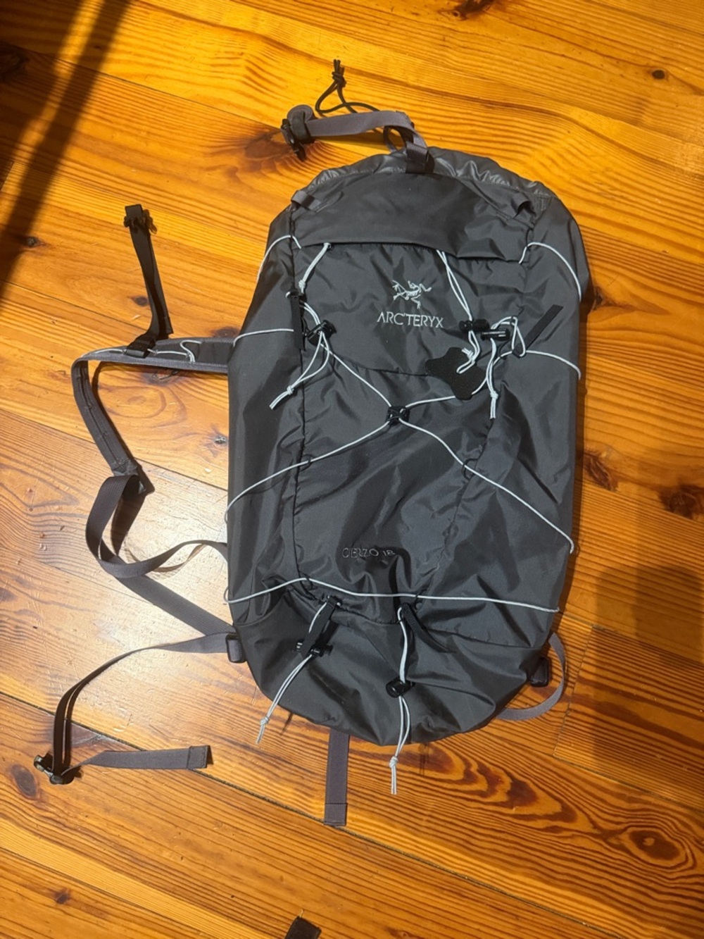 Arc'teryx cierzo 18 Black / charcoal Backpack NWOT